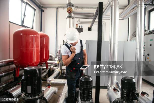 technicus controleren van het systeem - water heater stockfoto's en -beelden