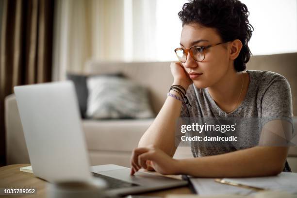 在家裡工作的年輕女子 - college girl 個照片及圖片檔