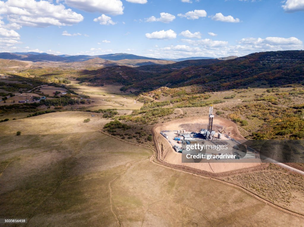 Vue aérienne d’une fracturation hydraulique de forage dans les montagnes de l’automne du Colorado