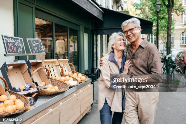 glücklichen ruhestand - couple paris stock-fotos und bilder