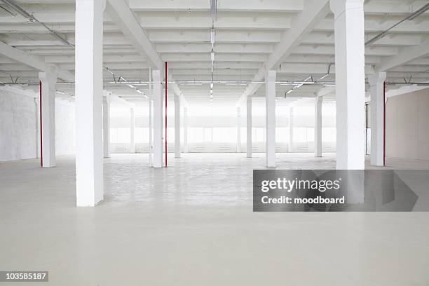 empty warehouse - dachbalken stock-fotos und bilder