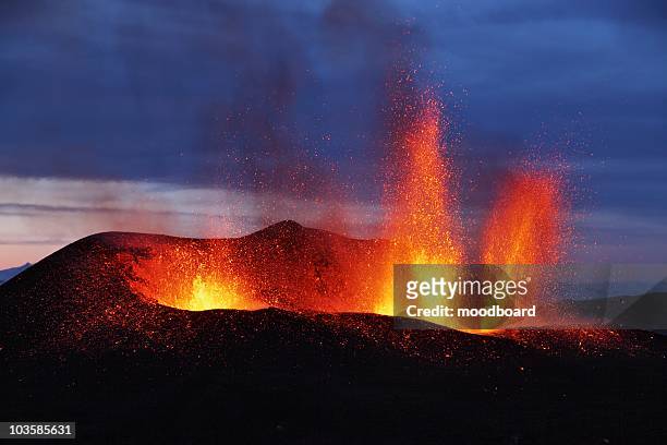molten lava erupts from eyjafjallajokull,  fimmvorduhals,  iceland - fimmvorduhals volcano imagens e fotografias de stock