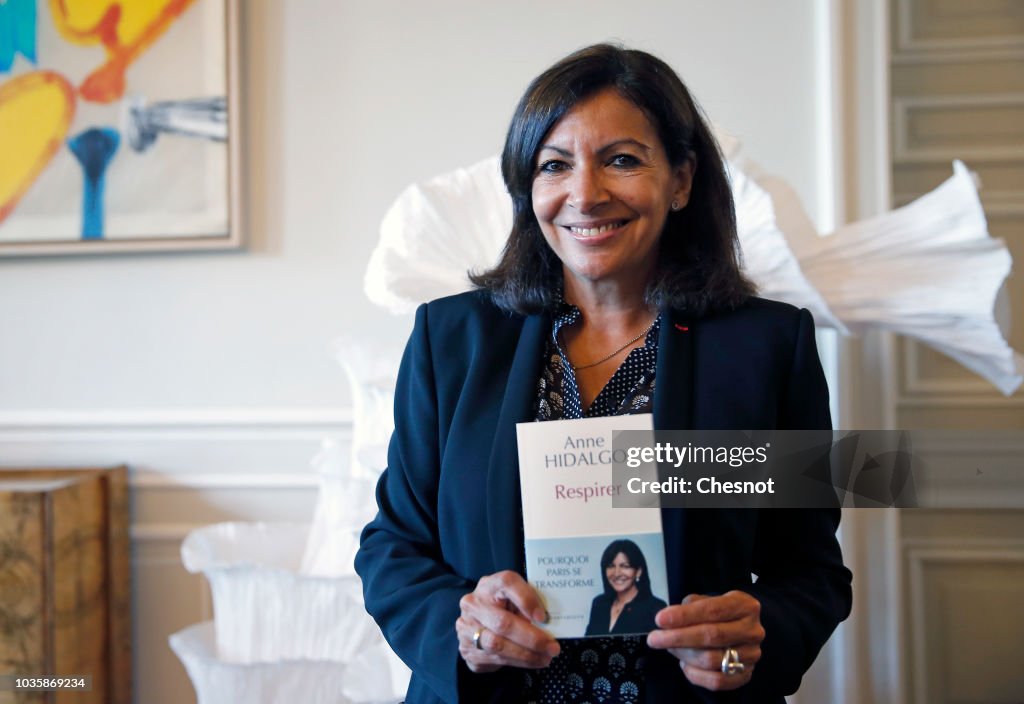 Paris Mayor Anne Hidalgo Receives  "The Prix de la Fondation Europeenne Du Poumon" In Paris