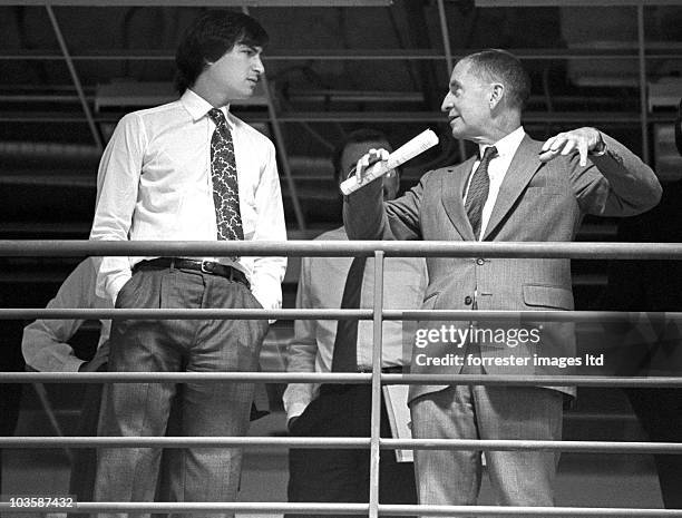 Of NeXT Steve Jobs and the NeXT Board of Directors have a meeting in the unfinished factory in Fremont, CA in June 1987. NeXT investor Ross Perot...