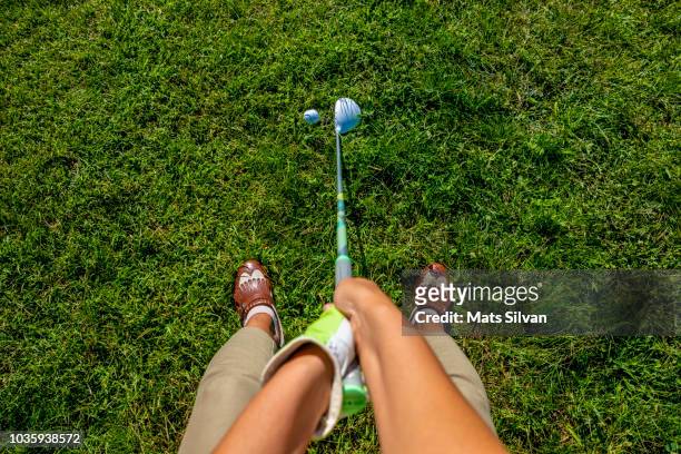 golfer with golf club fairway wood and golf ball - personal perspective or pov stockfoto's en -beelden