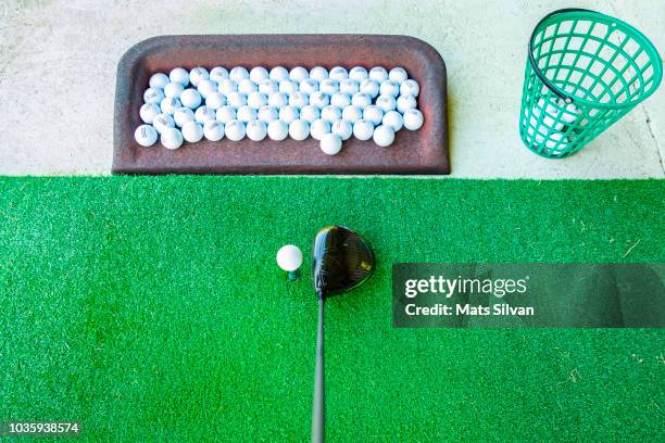 golf driving range with driver golf club - drivingrange stockfoto's en -beelden