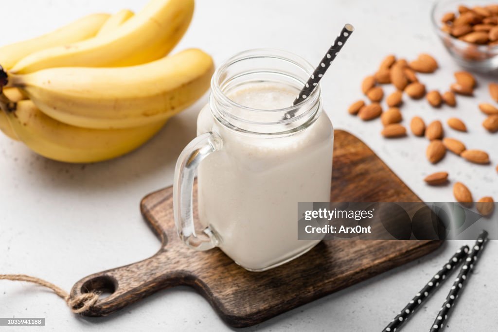 Batido de proteína banana em beber vidro