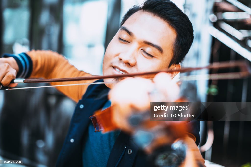 Violinista, disfrutando de su arte