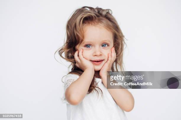 bambina carina in abito bianco sorridente sulla macchina fotografica - 2 3 anni foto e immagini stock