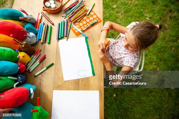 暑期美術班的小女孩畫畫 - kid with markers 個照片及圖片檔