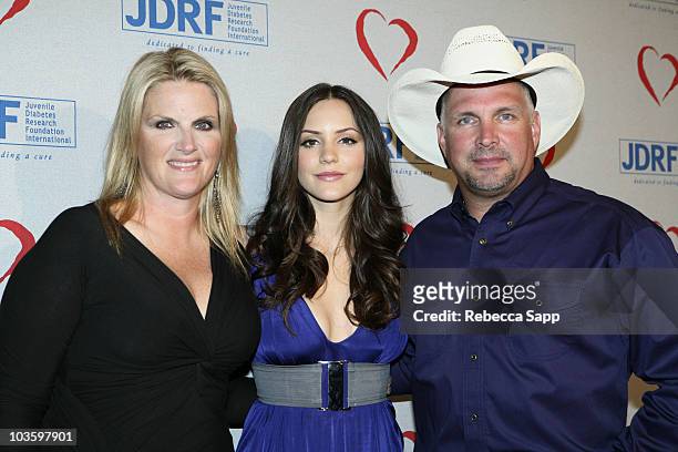 Singers Trisha Yearwood, Katharine McPhee, and Garth Brooks attends the 2008 Juvenile Diabetes Research Foundation Gala at the Beverly Hilton on May...
