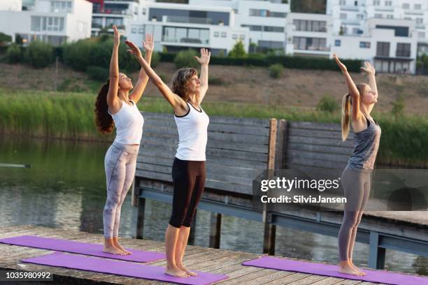 lezione di yoga mattutina al lago, ma in città - dortmund città foto e immagini stock