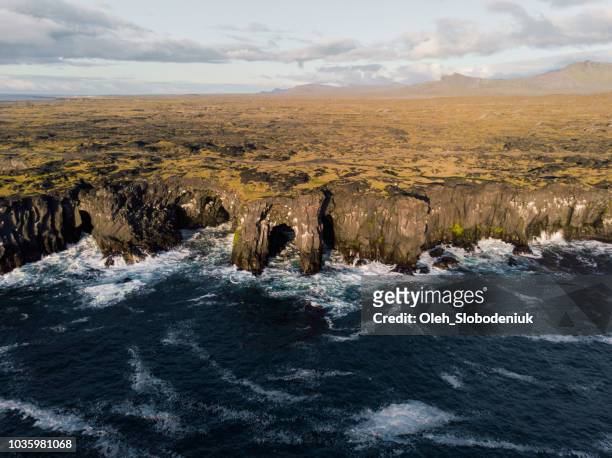malerische luftaufnahme von klippen in island - halbinsel reykjanes stock-fotos und bilder