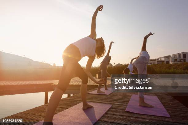 grupo de mujeres, ejercicio de yoga en el embarcadero de la ciudad al amanecer - dortmund ciudad fotografías e imágenes de stock