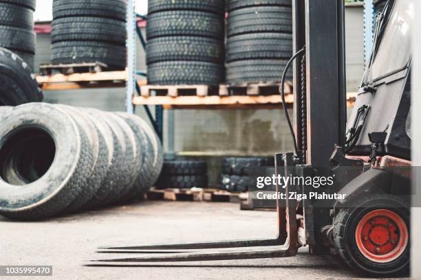 oude banden - tyre stockfoto's en -beelden