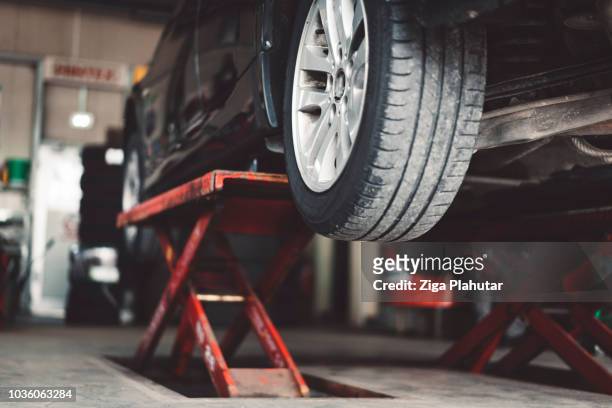 auto-lifting  - car repairs stock-fotos und bilder