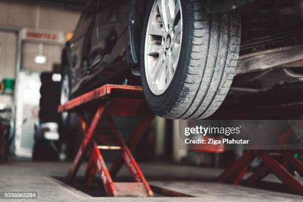 voiture de musculation - garage photos et images de collection