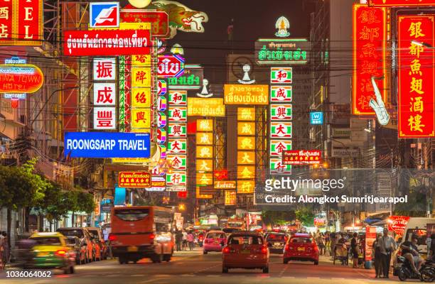yaowarat road at night. - barrio chino fotografías e imágenes de stock