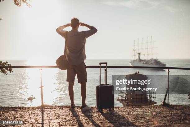 enjoying the view - ir em frente imagens e fotografias de stock