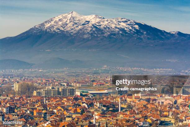 vista a la ciudad de prizren de alta - kosovo fotografías e imágenes de stock