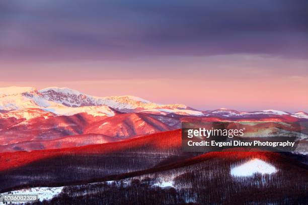 balkan mountains, bulgaria - december 2012: central balkan ridge - bulgaria photos et images de collection
