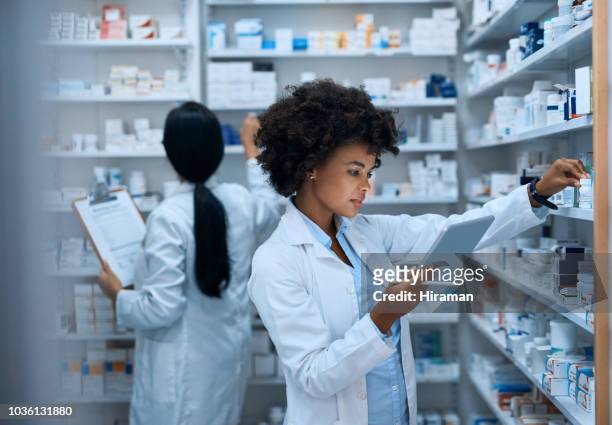 チームワークのおかげで効率的な薬局業務 - female scientist ストックフォトと画像