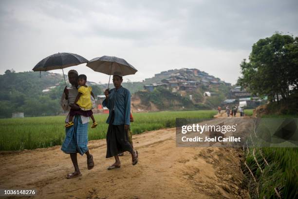 rohingya-flüchtlingslager in bangladesch - rohingya refugee crisis stock-fotos und bilder