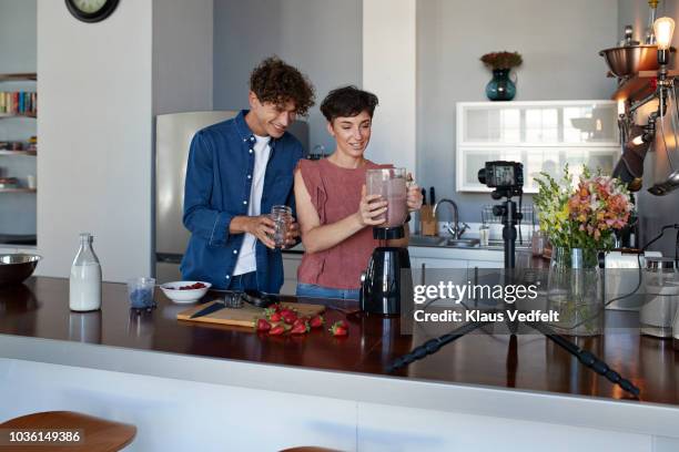 food vloggers making video while blending a berry smoothie - blender foto e immagini stock