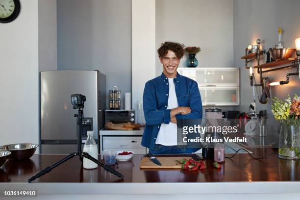 portrait of male food vlogger making video of blending a smoothie - solo un uomo giovane foto e immagini stock