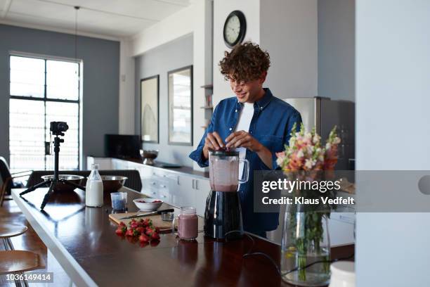 male food vlogger making video of blending a smoothie - fruit smoothie instagram stock-fotos und bilder