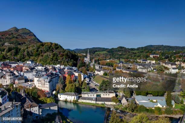 Lourdes : overview of the city with the sanctuary and the Basilica of Our Lady of the Rosary