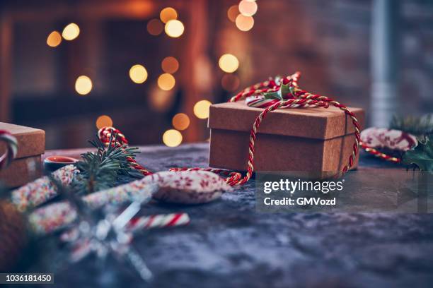 confezionare e decorare regali di natale - avvolto foto e immagini stock