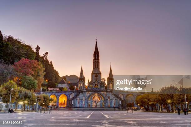 Lourdes : outer view of the Basilica of Our Lady of the Rosary, the square and Our Lady of Lourdes sanctuary