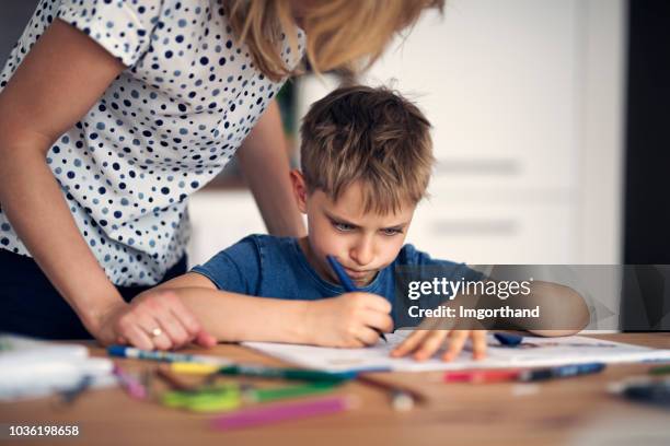 mutter und sohn schwer hausaufgaben - boy in hard hat stock-fotos und bilder