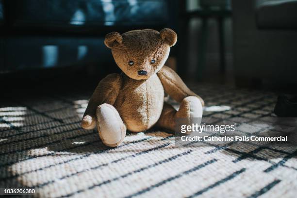 teddy bear - ours en peluche photos et images de collection