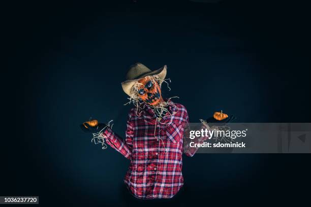 spaventoso costume di halloween spaventapasseri di zucca - scarecrow faces foto e immagini stock