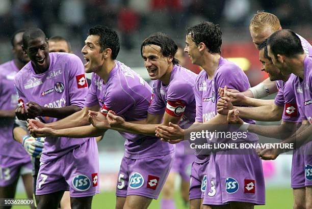 Toulouse's players Mohamed Fofana, Nicolas Dieuze, Daniel Moreira, Alexandre Bonnet, Jeremy Mathieu, Francileudo Dos Santos and Laurent Batlles...