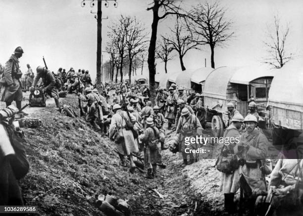 Photo prise en 1916 des soldats français débarquant de camions près de Verdun durant la Première Guerre Mondiale. Commencée en février 1916, la...