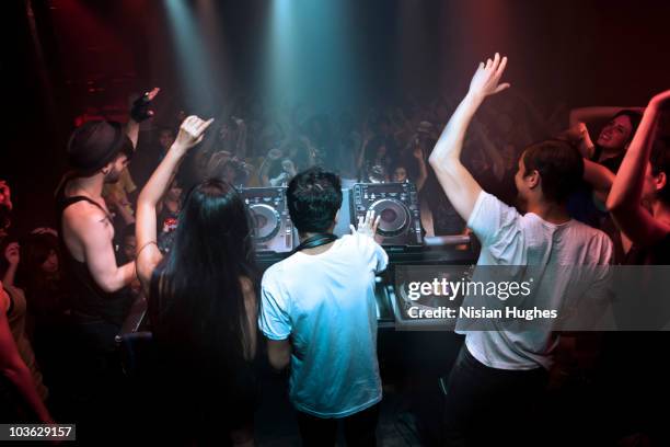dj playing music in nightclub - dj stockfoto's en -beelden