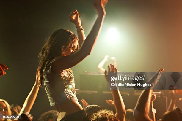 dancing in nightclub - dj club stockfoto's en -beelden