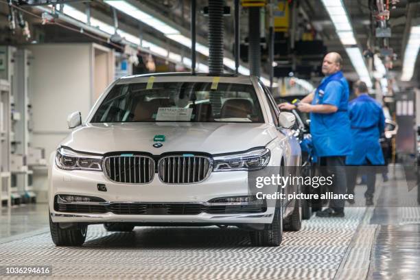 Series at the BMW factory in Dingolfing, Germany, 4 December 2015. PHOTO: ARMIN WEIGEL/DPA | usage worldwide