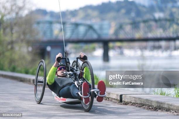 Adaptieve atleet doet een opleiding ritje op zijn Handbike