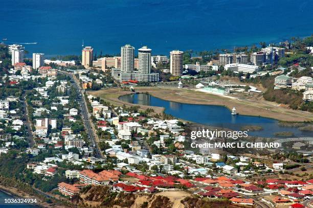 Nouvelle-Calédonie: croissance malgré la crise, mais inégalités sociales" - Photo prise le 12 décembre 2008 à Nouméa de quartiers résidentiels situés...