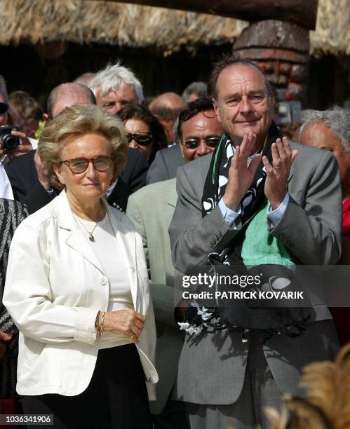 Le président Jacques Chirac et son épouse Bernadette assistent à une cérémonie d'accueil coutumier de l'île de Lifou, le 24 juillet 2003, au cours de...