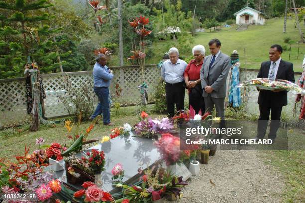 Le secrétaire d'Etat à l'Outre-mer, Yves Jégo se recueille devant la tombe du leader indépendantiste, Jean-Marie Tjibaou, le 30 mai 2008 dans la...