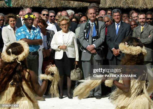 Le président Jacques Chirac et son épouse Bernadette assistent à une cérémonie d'accueil coutumier de l'île de Lifou, le 24 juillet 2003, au cours de...