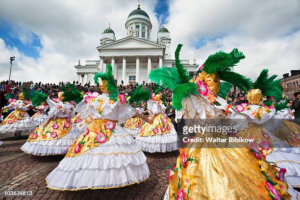 helsinki day samba carnaval in senate square - 赫爾辛基 個照片及圖片檔