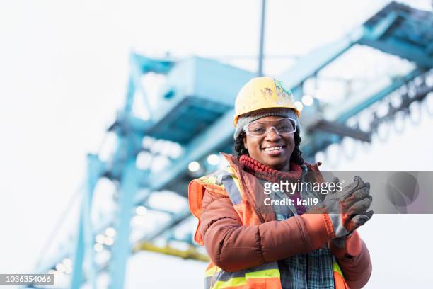 africano-americano mujer que trabaja en el puerto de envío - dársena fotografías e imágenes de stock