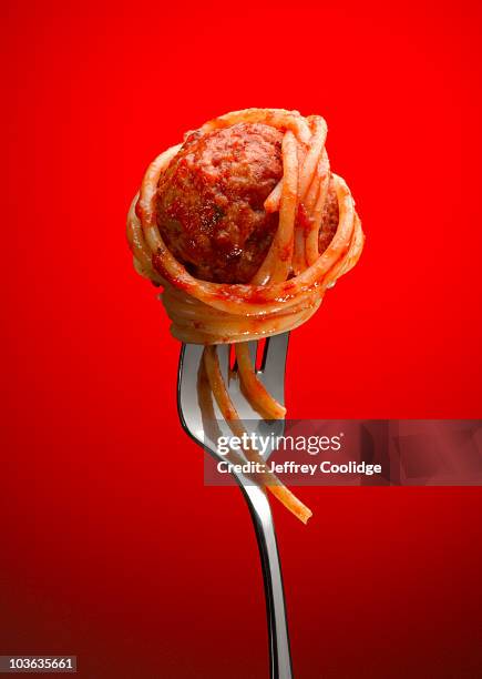 spaghetti and meatball on fork - spaghetti stockfoto's en -beelden