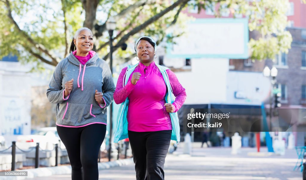 Matures femmes afro-américaines en ville, exercice